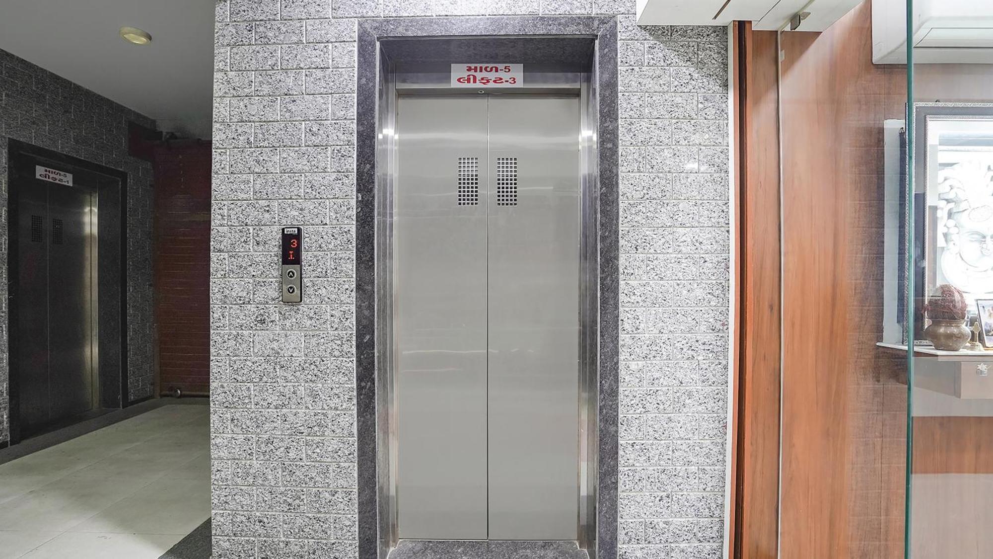 Fabhotel Vishala In Ahmadábád Kültér fotó
